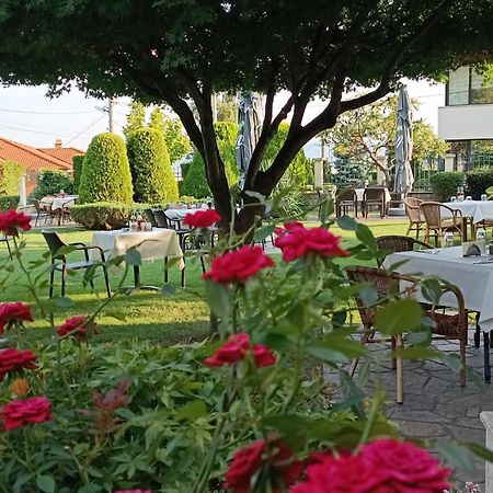 Hotel-Restaurant Almond Karlovo Exterior photo