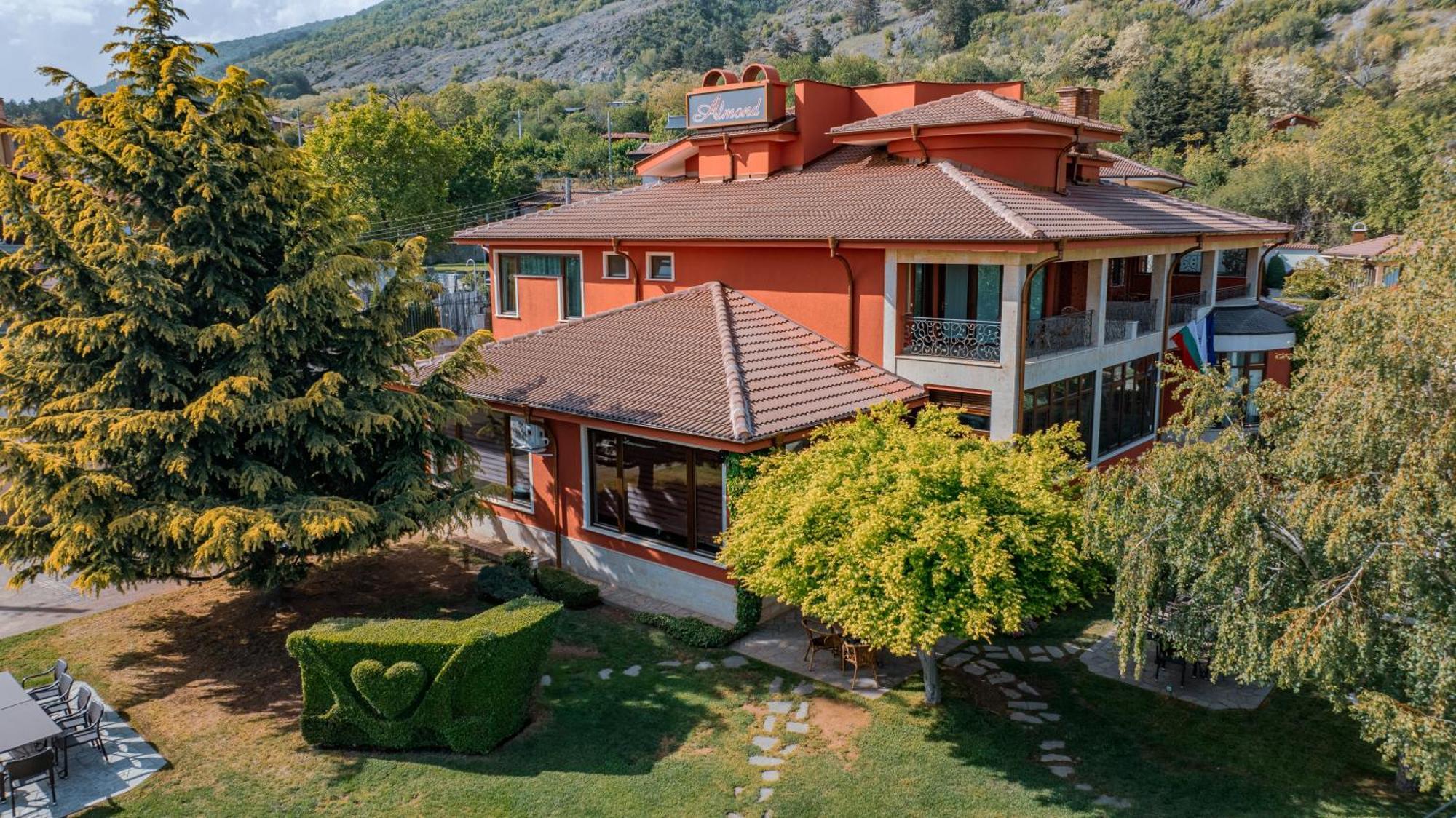 Hotel-Restaurant Almond Karlovo Exterior photo